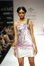 Model walks the ramp for Swapnil Shinde Show at Lakme Winter fashion week day 4 on 20th Sept 2010 (24).JPG