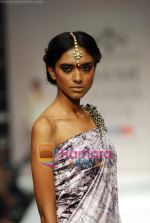 Model walks the ramp for Swapnil Shinde Show at Lakme Winter fashion week day 4 on 20th Sept 2010 (26).JPG