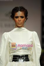 Model walks the ramp for Swapnil Shinde Show at Lakme Winter fashion week day 4 on 20th Sept 2010 (36).JPG