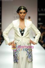 Model walks the ramp for Swapnil Shinde Show at Lakme Winter fashion week day 4 on 20th Sept 2010 (45).JPG