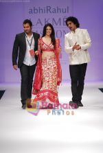 Anjana Sukhani walks the ramp for Abhirahul Show at Lakme Winter fashion week day 5 on 21st Sept 2010 (7).JPG