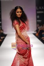 Model walks the ramp for Abhirahul Show at Lakme Winter fashion week day 5 on 21st Sept 2010 (21).JPG