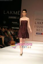 Model walks the ramp for Atithi Gupta Show at Lakme Winter fashion week day 5 on 21st Sept 2010 (20).JPG