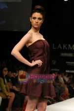 Model walks the ramp for Atithi Gupta Show at Lakme Winter fashion week day 5 on 21st Sept 2010 (21).JPG