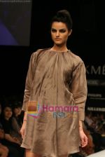 Model walks the ramp for Atithi Gupta Show at Lakme Winter fashion week day 5 on 21st Sept 2010 (25).JPG
