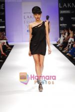 Model walks the ramp for Jatin Varma Show at Lakme Winter fashion week day 5 on 21st Sept 2010 (14).JPG