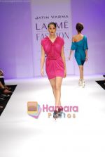 Model walks the ramp for Jatin Varma Show at Lakme Winter fashion week day 5 on 21st Sept 2010 (24).JPG