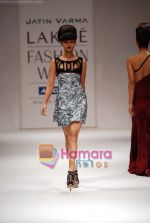 Model walks the ramp for Jatin Varma Show at Lakme Winter fashion week day 5 on 21st Sept 2010 (40).JPG