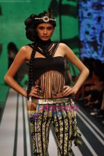 Model walks the ramp for Malini Ramani Show at Lakme Winter fashion week day 5 on 21st Sept 2010 (14).JPG