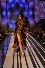 Model walks the ramp for Malini Ramani Show at Lakme Winter fashion week day 5 on 21st Sept 2010 (55).JPG