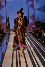Model walks the ramp for Malini Ramani Show at Lakme Winter fashion week day 5 on 21st Sept 2010 (56).JPG