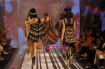 Model walks the ramp for Malini Ramani Show at Lakme Winter fashion week day 5 on 21st Sept 2010 (68).JPG