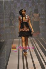 Model walks the ramp for Malini Ramani Show at Lakme Winter fashion week day 5 on 21st Sept 2010 (83).JPG