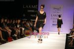 Model walks the ramp for Smriti Gupta Show at Lakme Winter fashion week day 5 on 21st Sept 2010 (27).JPG