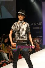 Model walks the ramp for Smriti Gupta Show at Lakme Winter fashion week day 5 on 21st Sept 2010 (3).JPG