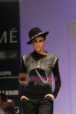 Model walks the ramp for Smriti Gupta Show at Lakme Winter fashion week day 5 on 21st Sept 2010 (8).JPG