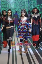 Shraddha Kapoor walks the ramp for Malini Ramani Show at Lakme Winter fashion week day 5 on 21st Sept 2010 (15).JPG