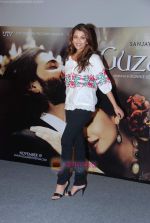 Aishwarya Rai Bachchan unveil the first look of the film Guzaarish in Cinemax on 22nd Sept 2010 (28).JPG