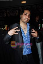 Mika Singh at Rahul Vaidya_s bday bash in Imperial Palace on 24th Sept 2010 (81).JPG