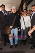 Aamir Khan speaks to media about Peeppli Live going to Oscars at Mumbai airport on 25th Sept 2010 (12).JPG