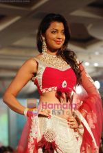 Mugdha Godse walks the ramp for Manali Jagtap Show at Indian Princess in J W Marriott on 25th Sept 2010 (31).JPG