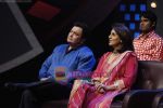 Neetu Singh, Rishi Kapoor on the sets of Sa Re Ga Ma in Famous Studio on 28th Sept 2010 (3).JPG