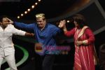 Neetu Singh, Rishi Kapoor on the sets of Sa Re Ga Ma in Famous Studio on 28th Sept 2010 (5).JPG