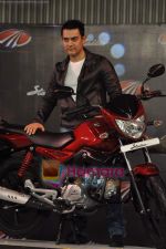 Aamir Khan at the launch of Mahindra_s new bikes Mojo and Stallion in Trident on 30th Sept 2010 (10).JPG
