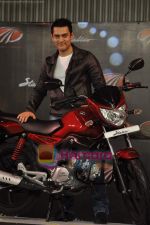 Aamir Khan at the launch of Mahindra_s new bikes Mojo and Stallion in Trident on 30th Sept 2010 (11).JPG