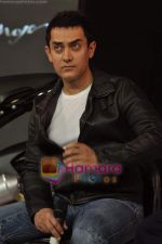 Aamir Khan at the launch of Mahindra_s new bikes Mojo and Stallion in Trident on 30th Sept 2010 (25).JPG