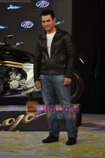 Aamir Khan at the launch of Mahindra_s new bikes Mojo and Stallion in Trident on 30th Sept 2010 (5).JPG