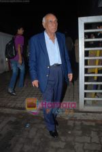 Yash Chopra at Robot premiere hosted by Rajnikant in PVR, Juhu on 4th Sept 2010 (120).JPG