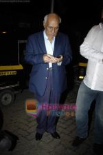 Yash Chopra at Robot premiere hosted by Rajnikant in PVR, Juhu on 4th Sept 2010 (159).JPG