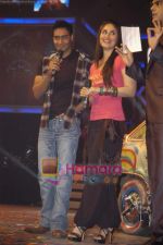 Ajay Devgan, Kareena Kapoor promote Golmaal 3 on the sets of ZEE_s Saregama in Malad on 5th Oct 2010 (8).JPG