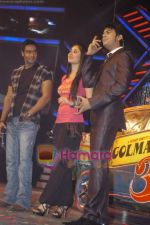 Ajay Devgan, Kareena Kapoor promote Golmaal 3 on the sets of ZEE_s Saregama in Malad on 5th Oct 2010 (9).JPG
