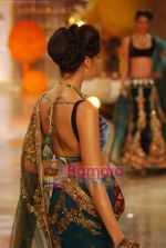 Model walks the ramp for Manish Malhotra Show on day 1 of HDIL on 6th Oct 2010 (112).JPG