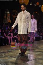 Model walks the ramp for Manish Malhotra Show on day 1 of HDIL on 6th Oct 2010 (18)~0.JPG