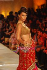 Model walks the ramp for Manish Malhotra Show on day 1 of HDIL on 6th Oct 2010 (38).JPG