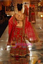 Model walks the ramp for Manish Malhotra Show on day 1 of HDIL on 6th Oct 2010 (42).JPG