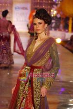 Model walks the ramp for Manish Malhotra Show on day 1 of HDIL on 6th Oct 2010 (79).JPG