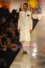 Model walks the ramp for Manish Malhotra Show on day 1 of HDIL on 6th Oct 2010 (90).JPG