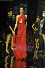Model walks the ramp for Monisha Jaisingh Show on day 1 of HDIL on 6th Oct 2010 (24).JPG