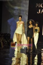 Model walks the ramp for Monisha Jaisingh Show on day 1 of HDIL on 6th Oct 2010 (31).JPG