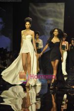 Model walks the ramp for Monisha Jaisingh Show on day 1 of HDIL on 6th Oct 2010 (34).JPG