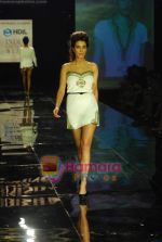 Model walks the ramp for Monisha Jaisingh Show on day 1 of HDIL on 6th Oct 2010 (41).JPG