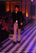 Model walks the ramp for Karan Johar and Varun Bahl_s show on Day 2 of HDIL on 7th Oct 2010 (27).JPG