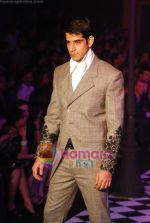 Model walks the ramp for Karan Johar and Varun Bahl_s show on Day 2 of HDIL on 7th Oct 2010 (32).JPG