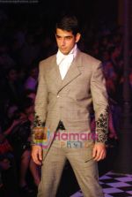 Model walks the ramp for Karan Johar and Varun Bahl_s show on Day 2 of HDIL on 7th Oct 2010 (33).JPG