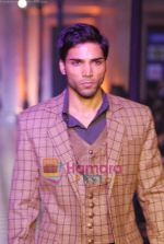 Model walks the ramp for Karan Johar and Varun Bahl_s show on Day 2 of HDIL on 7th Oct 2010 (57).JPG