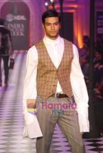 Model walks the ramp for Karan Johar and Varun Bahl_s show on Day 2 of HDIL on 7th Oct 2010 (69).JPG